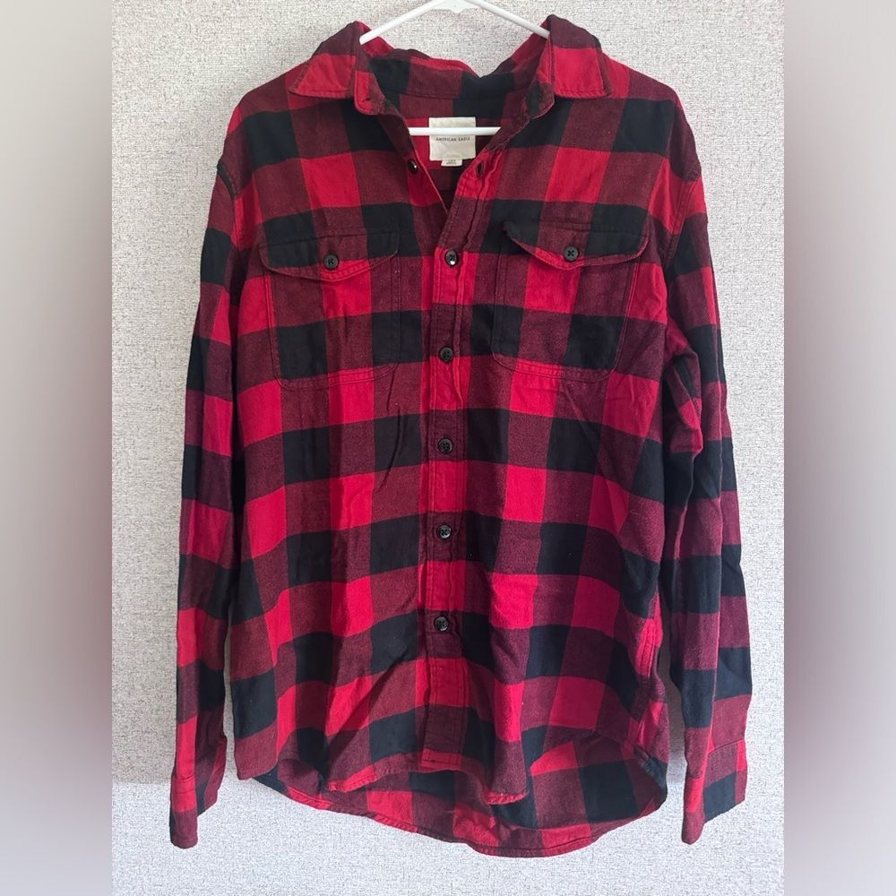 American Eagle flannel plaid shirt red black with chest pockets size L